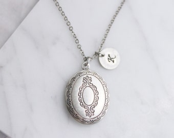 Personalized Vintage style Custom Silver oval Locket Initial coin Necklace, Gift for mom, Gift for Friend, Wedding Gift, Gift idea - S2009