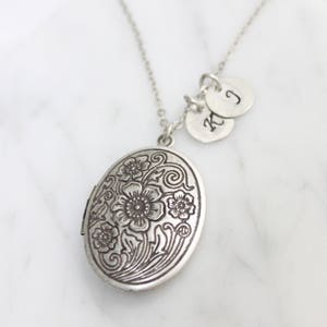 Personalized Vintage style Oval Locket, Custom Silver initial disc oval locket, Gift for mom, Gift for Friend, Wedding Gift - S2065