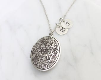 Personalized Vintage style Oval Locket, Custom Silver initial disc oval locket, Gift for mom, Gift for Friend, Wedding Gift - S2065