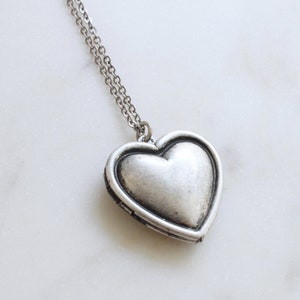 Vintage style Simple Heart Locket / Silver Heart Locket Initial Disc Necklace / Heart Lcoet Necklace / Gift idea / Mother Gift  -S2092