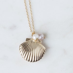 Seashell with pearl gold Locket, Gold Initial Shell Locket, Personalized Shell Locket, Wedding Gift, Gift for Mom, Gift idea - S2239