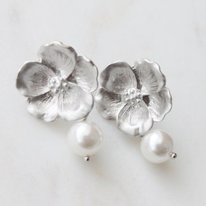 Boucle d&#39;oreille fleur et perle, clous d&#39;oreilles fleur de magnolia, boucles d&#39;oreilles de mariage, cadeau pour maman, cadeau pour amie, cadeau de mariage, idée cadeau -1096
