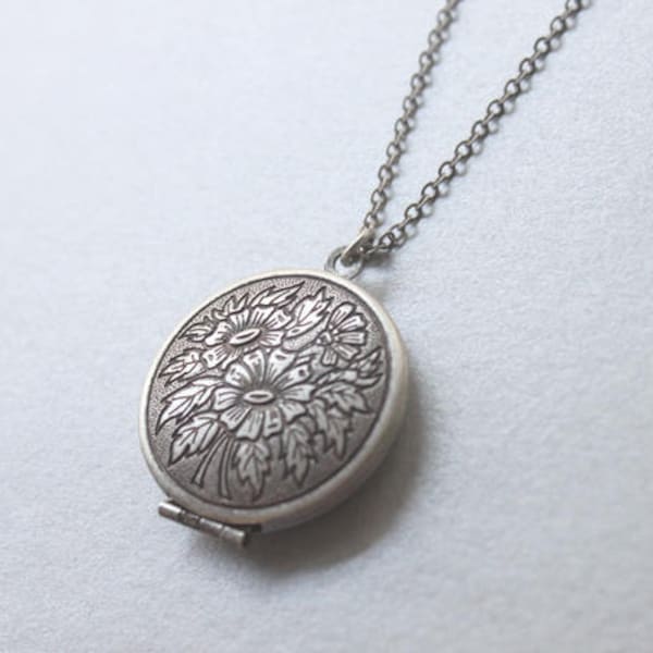 Personalized Vintage style round Locket, Custom Silver locket Initial Necklace,Round daisy locket, Gift for mom, Gift for Friend - S2365-1