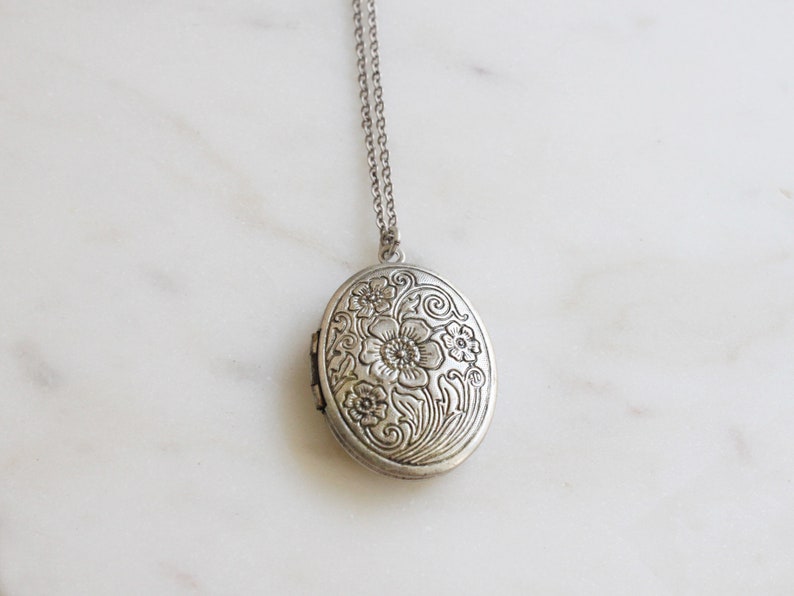 Vintage style Floral pattern oval Locket, Oval Long Chain Locket Necklace, Gift for mom, Gift for Friend, Wedding Gift, Gift idea S2065 image 2