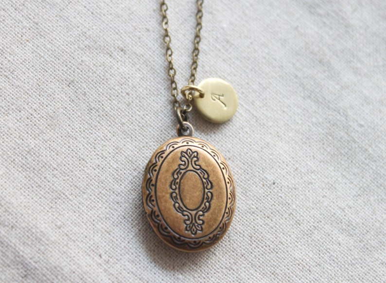 Antique style Personalized lace pattern oval Locket, Custom Gold Initial coin locket, Gift for mom, Wedding Gift, Bridesmaid gift S2009 image 6