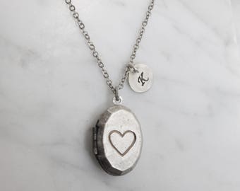 Personalized Vintage heart engraved oval Locket, Custom Silver Oval locket Initial disc Necklace, Gift for mom, Wedding Gift - S2364-3