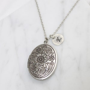 Personalized Vintage style Oval Locket, Locket Initial Necklace, Gold oval locket, Custom Initial Disc, Gift idea, Mothers day gift 2065 image 5