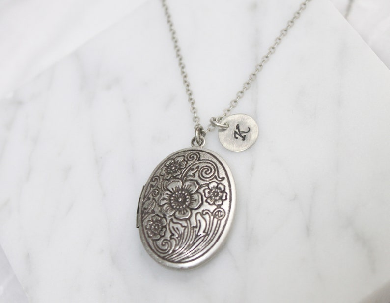 Personalized Vintage style Oval Locket, Locket Initial Necklace, Gold oval locket, Custom Initial Disc, Gift idea, Mothers day gift 2065 image 5