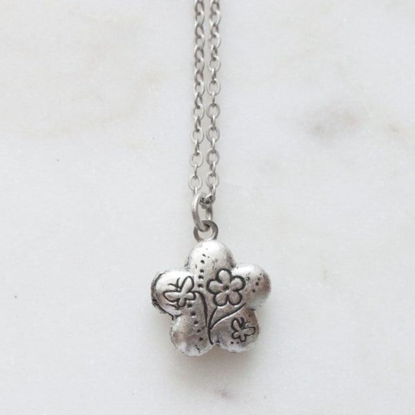 Vintage style cute Floral Mini Locket, Tiny flower locket, Gift for mom, Gift for Friend, Wedding Gift, Flower Girl Gift, Gift idea - S2068