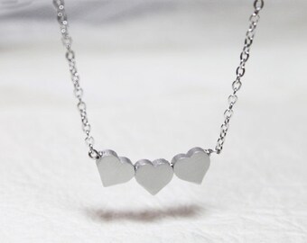 アクセサリー RILY Three Hearts Necklace Silver Diamond Accent Triple Interlocking Hearts Necklace in
