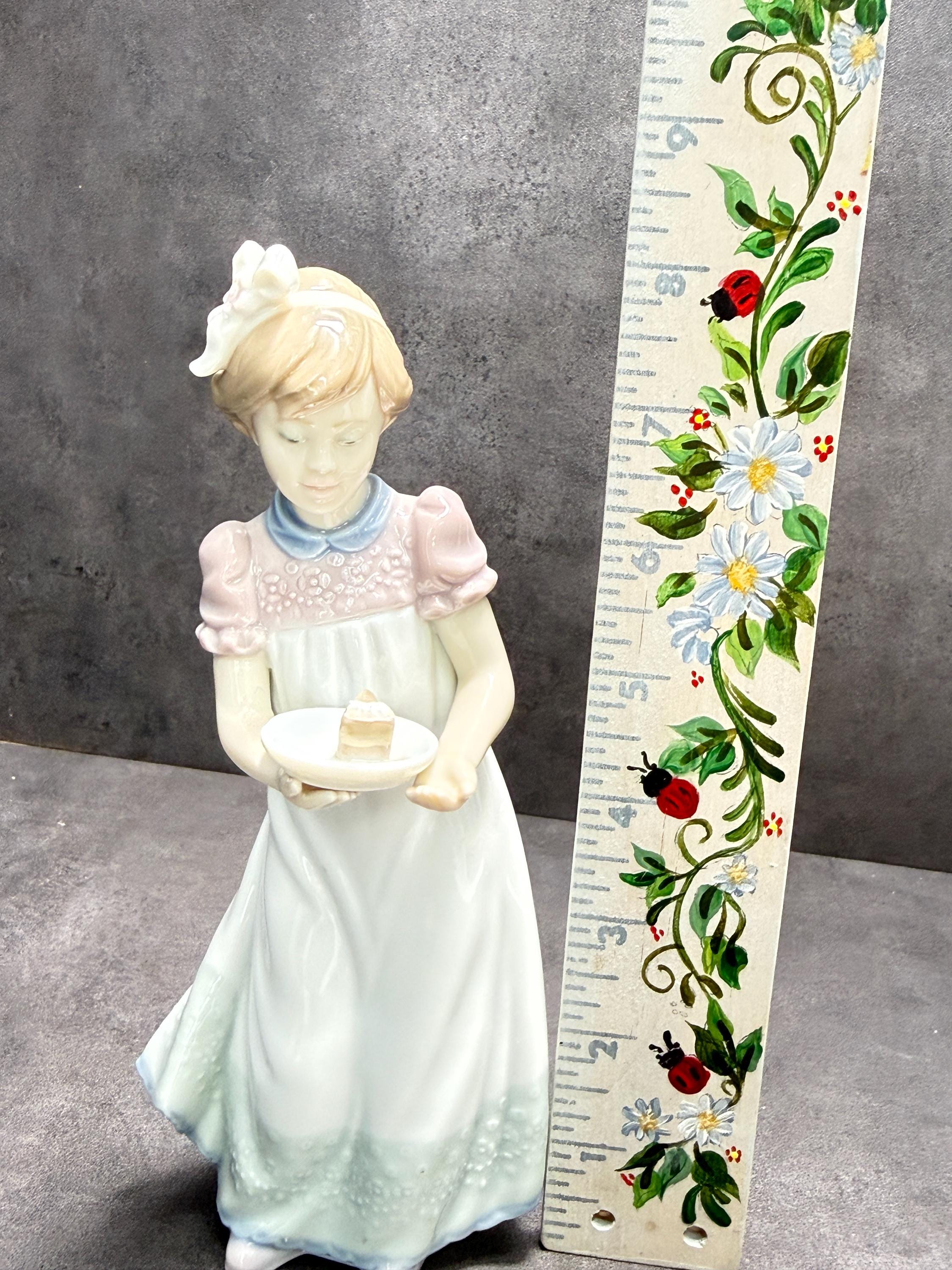 LLADROリヤドロ 5429 少女ケーキ フィギュリン置物 ハッピーバースデー Lladro Happy Birthday Girl With Cake #5429 Retired Porcelain