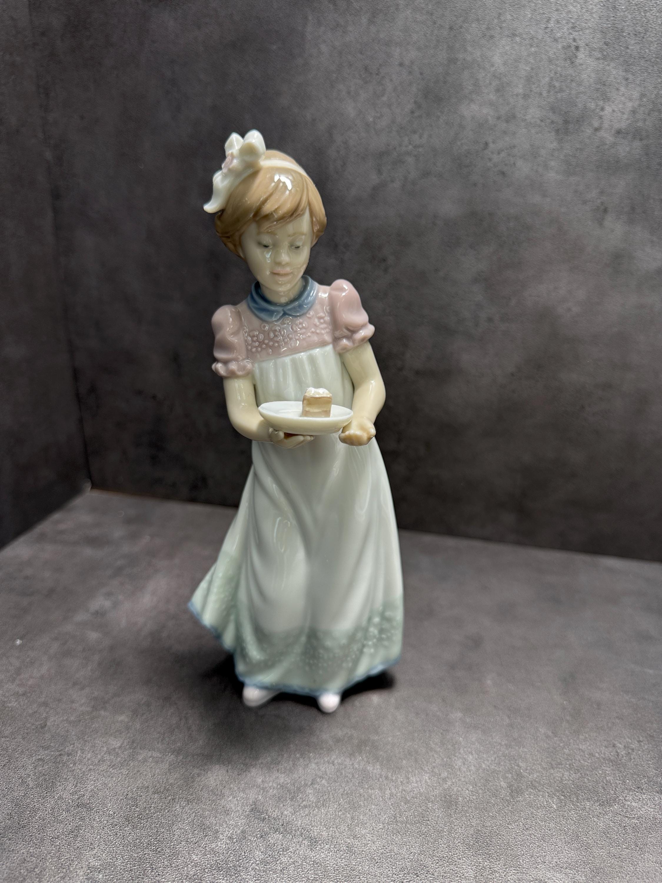 Lladro Happy Birthday Girl With Cake #5429 Retired Porcelain