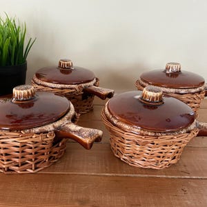 Peut inclure: Panneau en bois rustique avec l'inscription "Welcome to our home" en lettres blanches. Le panneau présente une finition vieillie et un design simple et accueillant, idéal pour un porche ou une entrée.