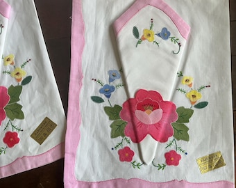 Set van 6 geborduurde katoenen onderzetters met bloemenmotief en roze bies, vintage tafellinnen uit de jaren 1950.