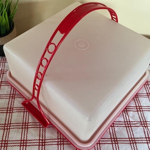 Vintage tupperware cake taker handle