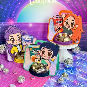 Puede incluir: Tres cajas de regalo coloridas de estilo caricatura con personajes de estilo anime. Cada caja tiene un asa y una ventana transparente que muestra caramelos envueltos. Las cajas están decoradas con los nombres "RUMI" y "ZOEY". Bolas de discoteca y decoraciones en forma de corazón están dispersas.