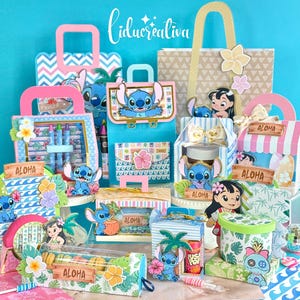 Peut inclure: Une collection de boîtes et contenants cadeaux colorés sur le thème de Stitch de Lilo & Stitch. Les boîtes sont décorées de fleurs tropicales, de scènes de plage et du mot "Aloha". Le fond est bleu vif.