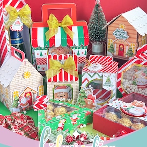 Puede incluir: Una colección de cajas de regalo y embalajes con temática navideña. Las cajas están decoradas con patrones festivos, lazos e imágenes navideñas. Un pequeño árbol de Navidad y elementos decorativos completan la escena.