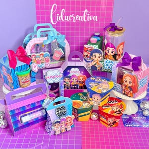 Puede incluir: Una colección de cajas de regalo y recipientes coloridos, con personajes de dibujos animados y el texto "Ciducreativa". Las cajas están decoradas con lazos, asas y varios diseños, incluyendo los textos "SODA POP", "KPOP MONSTERS" y "Play-Doh".