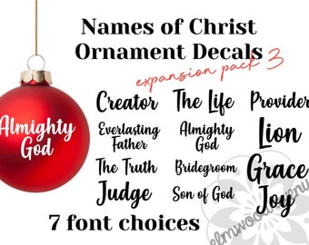 Può includere: Un ornamento natalizio rosso con le parole "Almighty God" in lettere bianche. L'immagine mostra anche una varietà di nomi di Cristo, come "Creatore", "La Vita", "Provvidenza", "Padre Eterno", "Dio Onnipotente", "Leone", "La Verità", "Sposo", "Grazia", "Giudice", "Figlio di Dio", e "Gioia". Il testo "Names of Christ Ornament Decals 3 expansion pack 3" è anche visibile. Il testo "7 scelte di font" è nella parte inferiore dell'immagine.