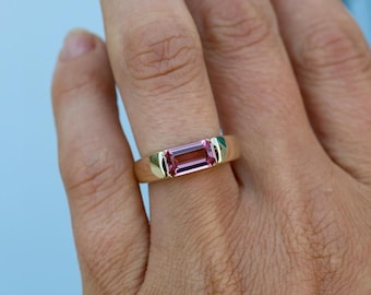 Anel de sinete com turmalina rosa lapidada em esmeralda, anel minimalista em ouro, anel com gema rosa, anel para usar em conjunto com outros anéis, presente para ela, anel marcante feito à mão.