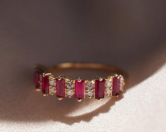 Fede nuziale con rubino | Anello dell'eternità con rubino baguette | Fede con rubino rosso e diamanti | Anello con pietra portafortuna di luglio | Fede nuziale unica | Regalo per lei