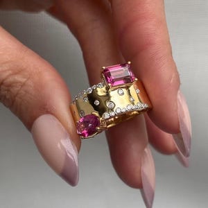 Puede incluir: Una taza de cerámica blanca con un asa negra y el texto "But First, Coffee" en negrita negra. La taza está sobre una superficie blanca. La taza mide aproximadamente 10 cm de alto.