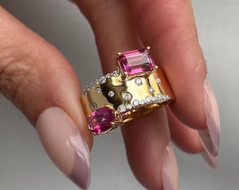 Anello largo in oro con gemma rosa – Anello a fascia con diamanti sparsi – Anello con tormalina rosa taglio smeraldo – Anello vistoso e di grande impatto – Gioielli di lusso e audaci