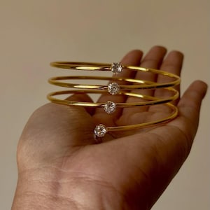 Minimalist Gold Spiral Cuff Bracelet, Crystal Open Bangle, Adjustable Wrap Bracelet, Elegant Statement Jewelry, Modern Gold Arm Cuff