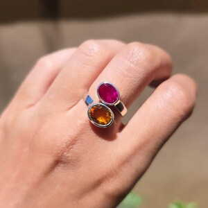 Anillo abierto de rubí y citrino, anillo de dos piedras preciosas, anillo de oro ajustable, anillo moderno llamativo, anillo de piedra natal de julio, joyería minimalista