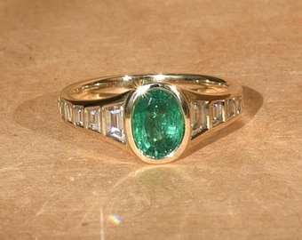 Anello di fidanzamento con smeraldo ovale – Smeraldo incastonato in oro con fascia di diamanti baguette – Anello con pietra preziosa verde di ispirazione vintage