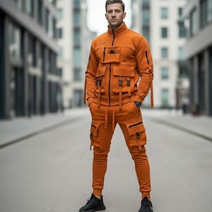 Herr Taktiskt set i bränt orange, Techwear Cargobyxor och jacka, Urban Streetwear Träningsoverall, Utility Gear, Industrial Cyberpunk Kläder