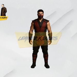 Puede incluir: Toma de cuerpo entero de una persona con un disfraz rojo y negro con máscara. El disfraz incluye chaleco rojo, cinturón verde, pantalones negros y botas. La persona está de pie en una pose neutral. El logo "LEATHER X DUDES" es visible.