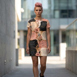 Puede incluir: Vestido de manga corta con diseño floral y de texto en negro, melocotón y crema. El vestido tiene cuello redondo y silueta entallada. El texto incluye frases como "Una mujer virtuosa" y "Su marido".