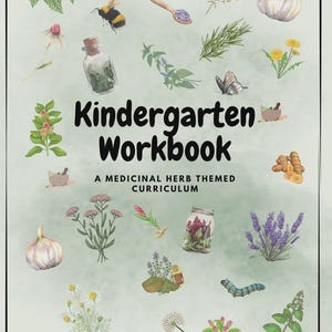 Puede incluir: Una portada de estilo acuarela para un "Cuaderno de trabajo de jardín de infancia" con temática de hierbas medicinales. La portada presenta ilustraciones de varias hierbas, flores e insectos, incluyendo una abeja, una mariposa y una mariquita. El texto "Homegirls Herbs" está en la parte superior.