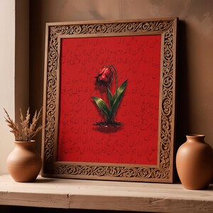Puede incluir: Una obra de arte enmarcada con un fondo rojo y escritura, que muestra una ilustración de una flor roja con hojas verdes. El marco de madera tiene un diseño tallado y ornamentado. La obra de arte se exhibe sobre una superficie de madera.