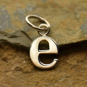 Dije de plata esterlina con letra "e" minúscula de máquina de escribir de 16 x 7 mm - 1 pieza Dijes brillantes de alta calidad con 10 % de descuento (6023)/1