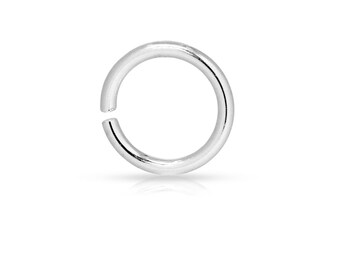 Könnte beinhalten: Ein silberner nahtloser Ring, eine Art von Schmuck, der für Piercings verwendet wird.