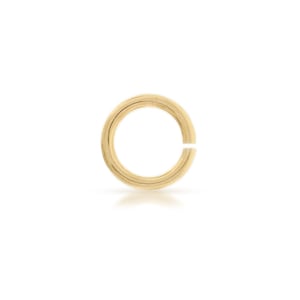 Könnte beinhalten: Ein goldener Sprungring, eine Art von Schmuckzubehör, das zum Verbinden von Schmuckstücken verwendet wird.