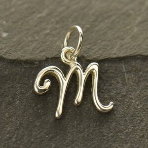 Dijes de letras, plata esterlina, escritura, letra inicial M Dije 12x10 mm - 1 pieza Precio al por mayor (12818)/1