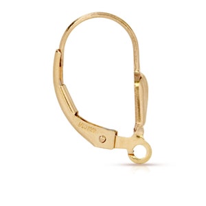 Puede incluir: Gancho para pendientes de color dorado con cierre de resorte. El gancho está marcado con "14K" en la parte posterior.