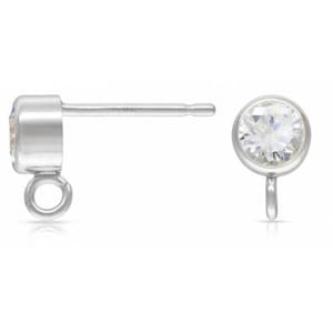 Puede incluir: Un par de pendientes de poste de plata con una piedra redonda transparente y un pequeño bucle en la parte inferior.