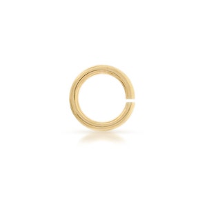 K&ouml;nnte beinhalten: Ein goldener Sprungring, eine Art von Schmuckzubeh&ouml;r, das zum Verbinden von Ketten, Anh&auml;ngern und anderen Schmuckkomponenten verwendet wird.