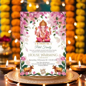 Może przedstawiać: Karta zaproszenia na ceremonię wprowadzenia się do domu z różową ilustracją Ganeshy. Karta zawiera tekst w języku angielskim i innym języku, ze szczegółami dotyczącymi uroczystości wprowadzenia się do domu rodziny Patel.