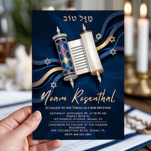 Puede incluir: Invitación de Bar Mitzvah con fondo azul marino, detalles dorados e ilustración estilizada de un rollo de la Torá. La invitación incluye el nombre "Noam Rosenthal" y los detalles del evento.