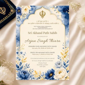 Puede incluir: Una tarjeta de invitación rectangular con un centro color crema, texto dorado y un símbolo Khanda. El borde muestra motivos florales en acuarela azul y blanca. El texto detalla el Sri Akhand Path Sahib para Arjan Singh Thiara.