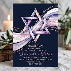 Puede incluir: Una tarjeta de invitación azul marino con una Estrella de David en tonos morados y dorados. El texto "MAZEL TOV!" y los detalles de la Bat Mitzvah de Samantha Cohen se muestran. El diseño incluye detalles de estilo acuarela.