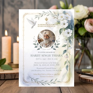 Op de afbeelding: Een herdenkingskaart met een portret van een man met een tulband, omringd door bloemen en bladeren. De kaart bevat Engelse en Punjabi tekst, met details over een herdenkingsdienst.