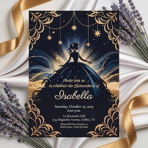 Op de afbeelding: Marineblauwe Quinceañera-uitnodiging met een silhouet van een vrouw in een baljurk tegen een sterrenhemel. Gouden decoratieve elementen omlijsten de tekst, inclusief de naam "Isabella", evenementdetails en RSVP-informatie.