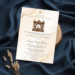 Può includere: Un invito color crema con dettagli dorati e testo. La carta presenta un'illustrazione di un tempio e il testo "Sri Akhand Paath Sahib". Lo sfondo ha un motivo marmorizzato.